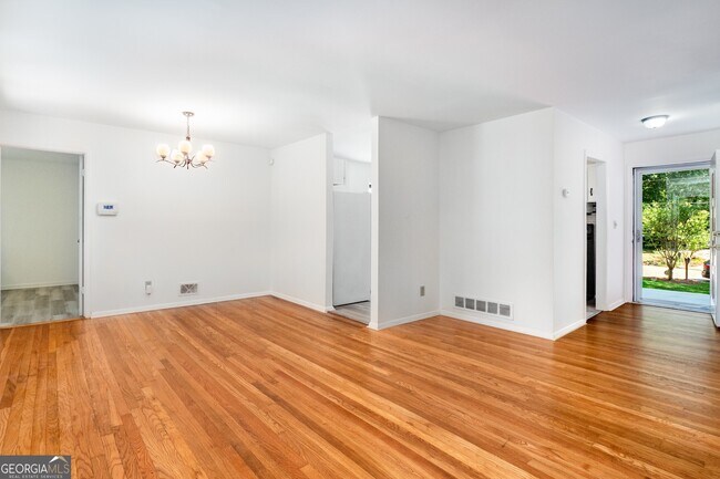 Building Photo - 2563 Beverly Hills Dr