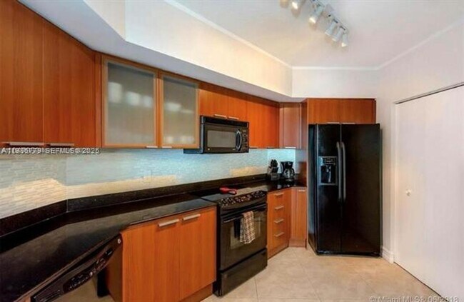 Building Photo - 16699 Collins Ave