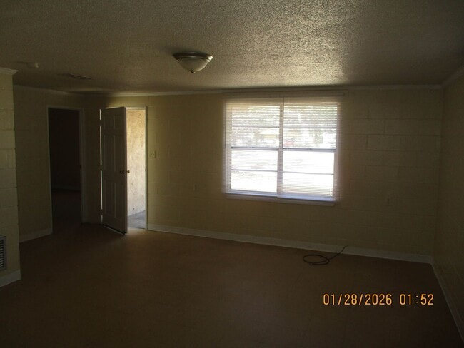 Building Photo - 806 W Lincoln Ave