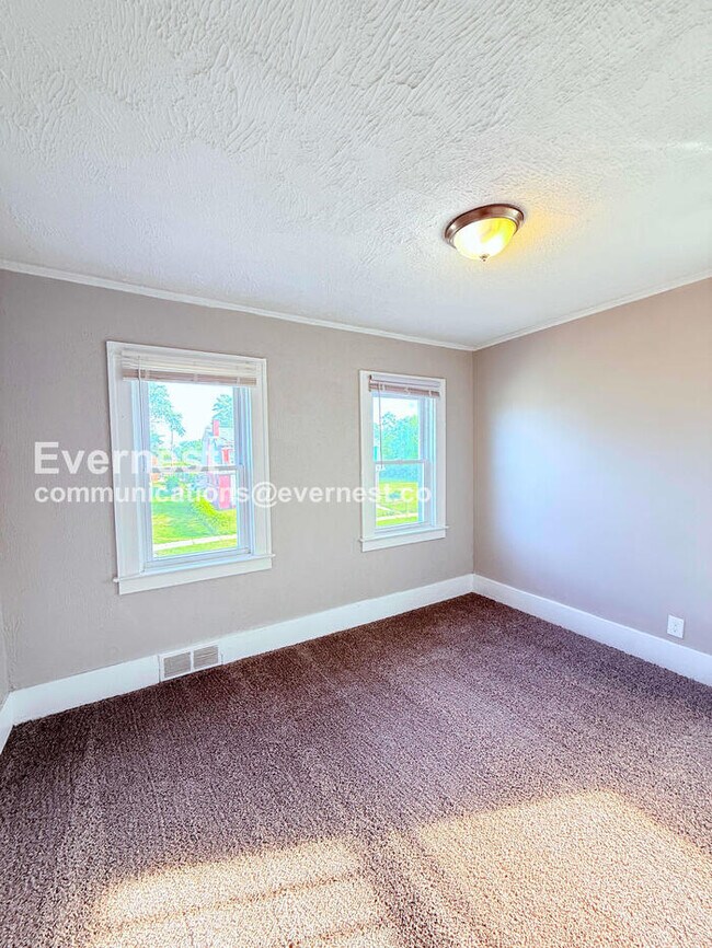 Building Photo - 3 Bed, 1 Bath Home with Fenced Yard / Vouchers Accepted / Available Now!