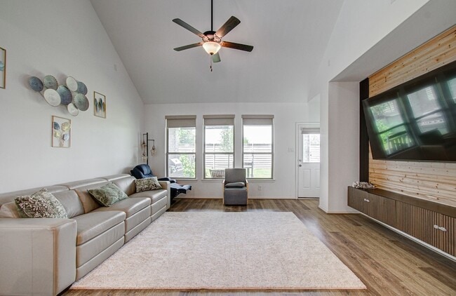 Building Photo - 4722 Crest Hill Dr