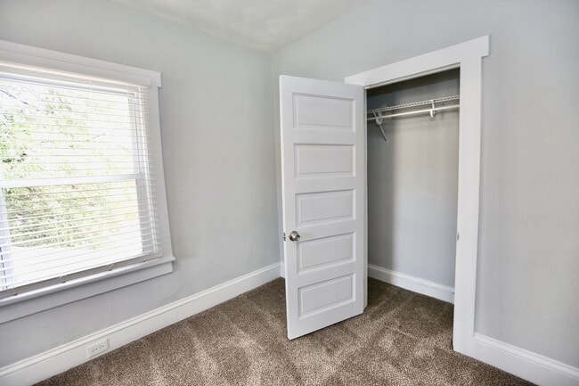 Building Photo - Updated & Ready 09-19-25! Pet Friendly - F...