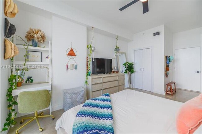 Building Photo - 725 NE 22nd St