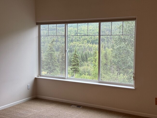 Building Photo - 3 Bed, 2.5 Bath Condo in Eagle River