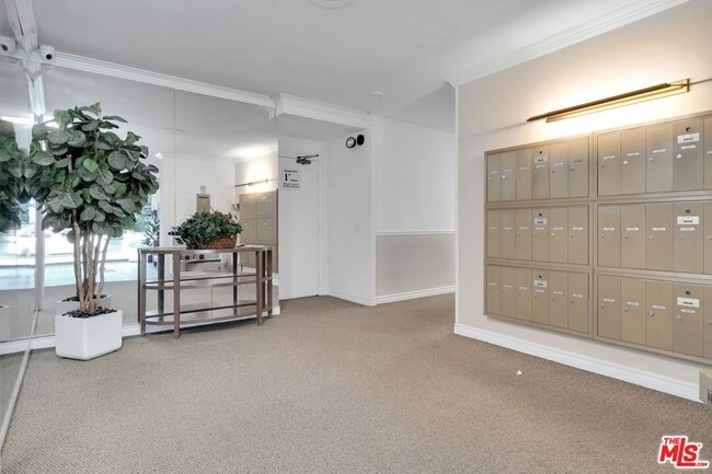 Building Photo - 432 N Palm Dr