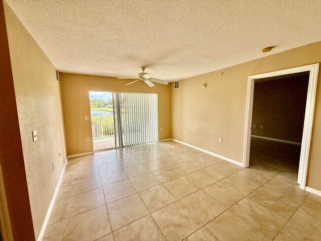 Building Photo - 301 SW Palm Dr