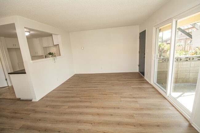 Building Photo - 1652 E Kingsley Ave