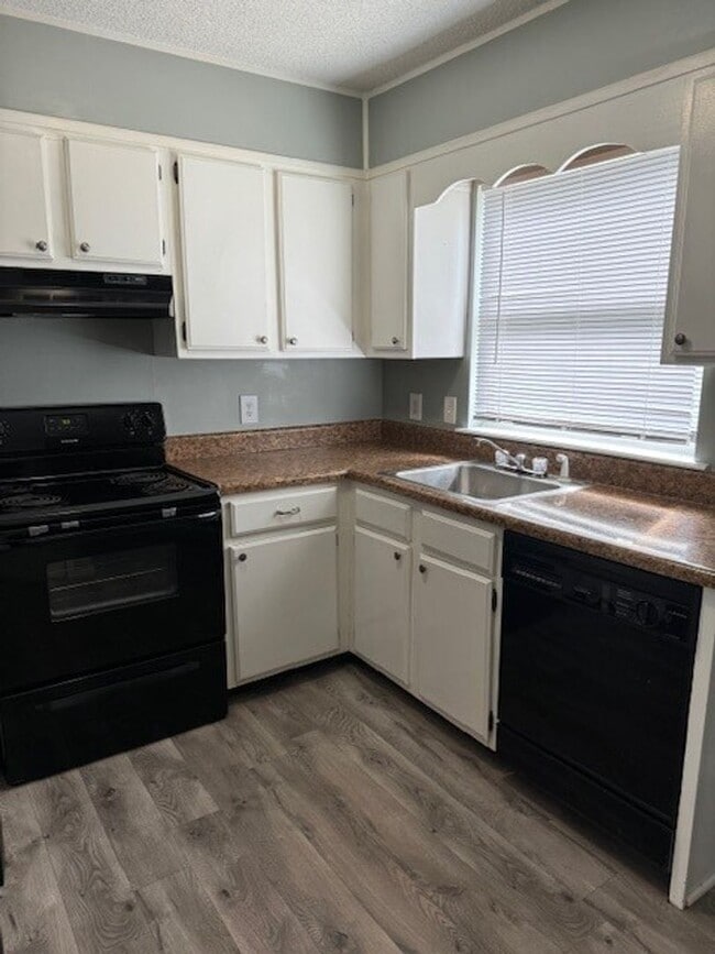 Building Photo - Charming 2-Bedroom, 1-Bath Duplex in Hermitage – Great Location!