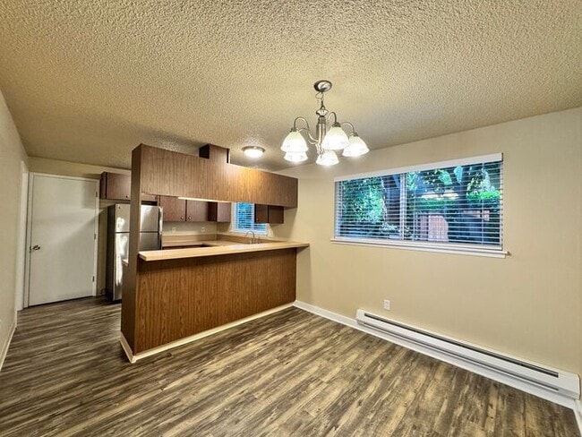 Building Photo - AVAILABLE NOW! Spacious 2 Bed, 1.5 Bathroo...