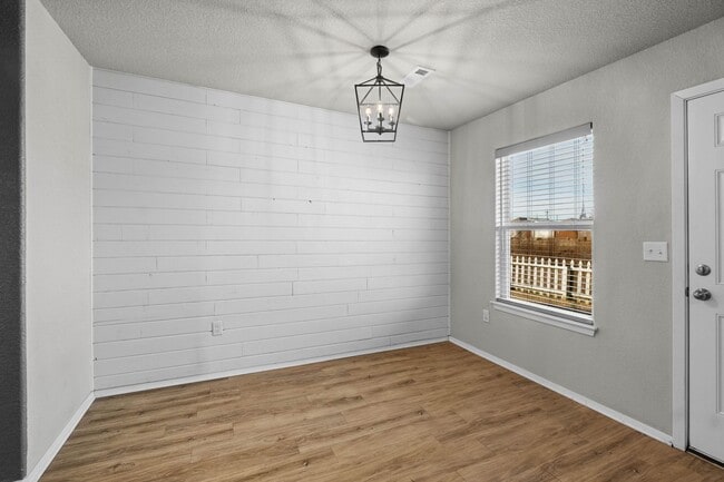 Building Photo - Fayetteville home | Near U of A