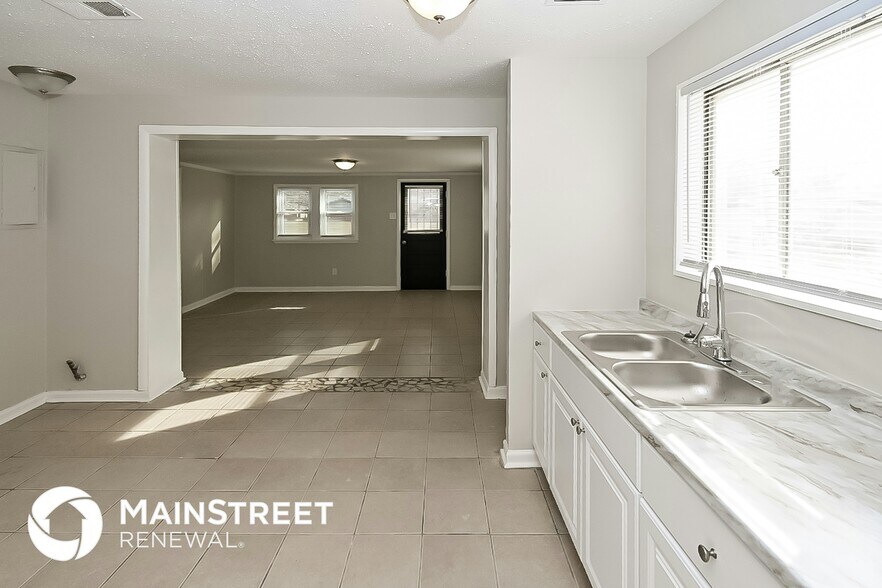 Building Photo - 1058 Avon Rd