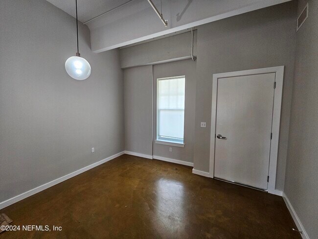 Building Photo - 1661 Riverside Ave