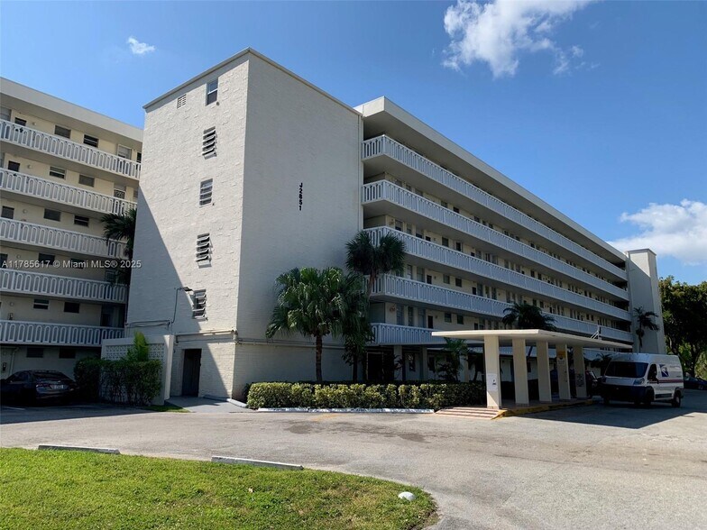 Building Photo - 2851 Leonard Dr