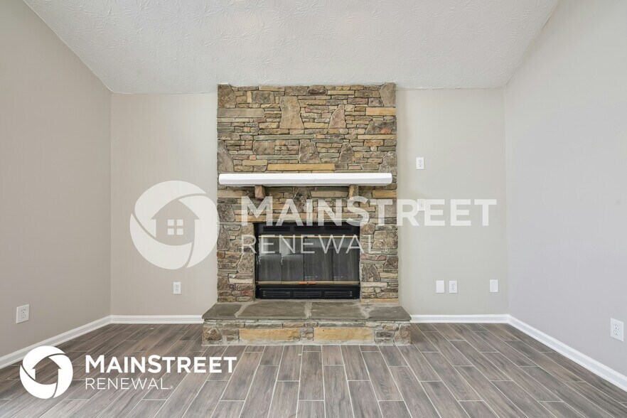 Building Photo - 657 Lake Dr SW