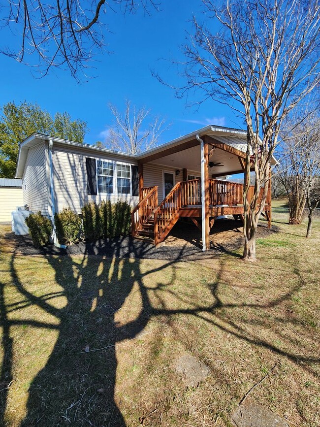 Building Photo - Black Mountain Rental with Garage!