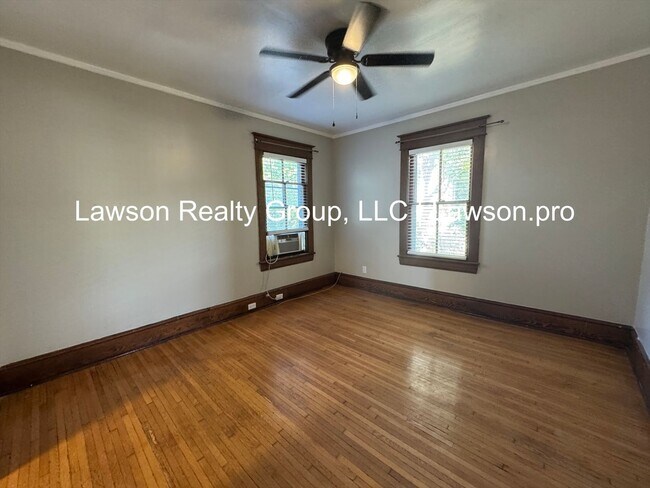 Building Photo - Three Bedroom Home - Walking Distance to G...