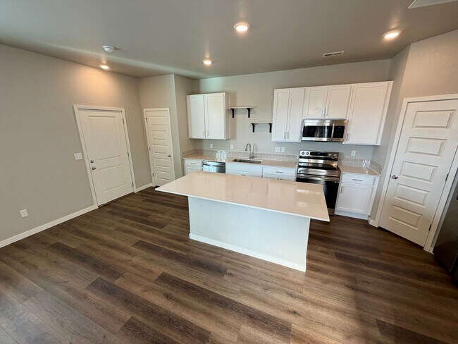 Building Photo - 1353 Reynolds St