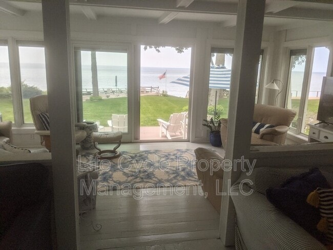 Building Photo - 2421 Lakefront Dr