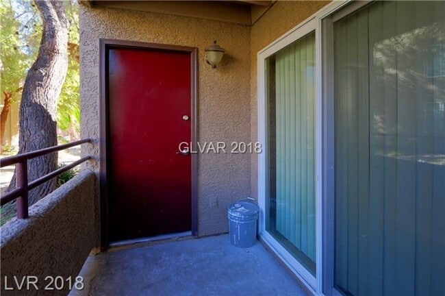 Building Photo - Great Location- 3 bedroom Condo