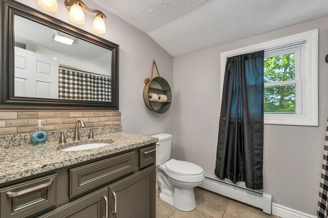 Building Photo - 172 Center St