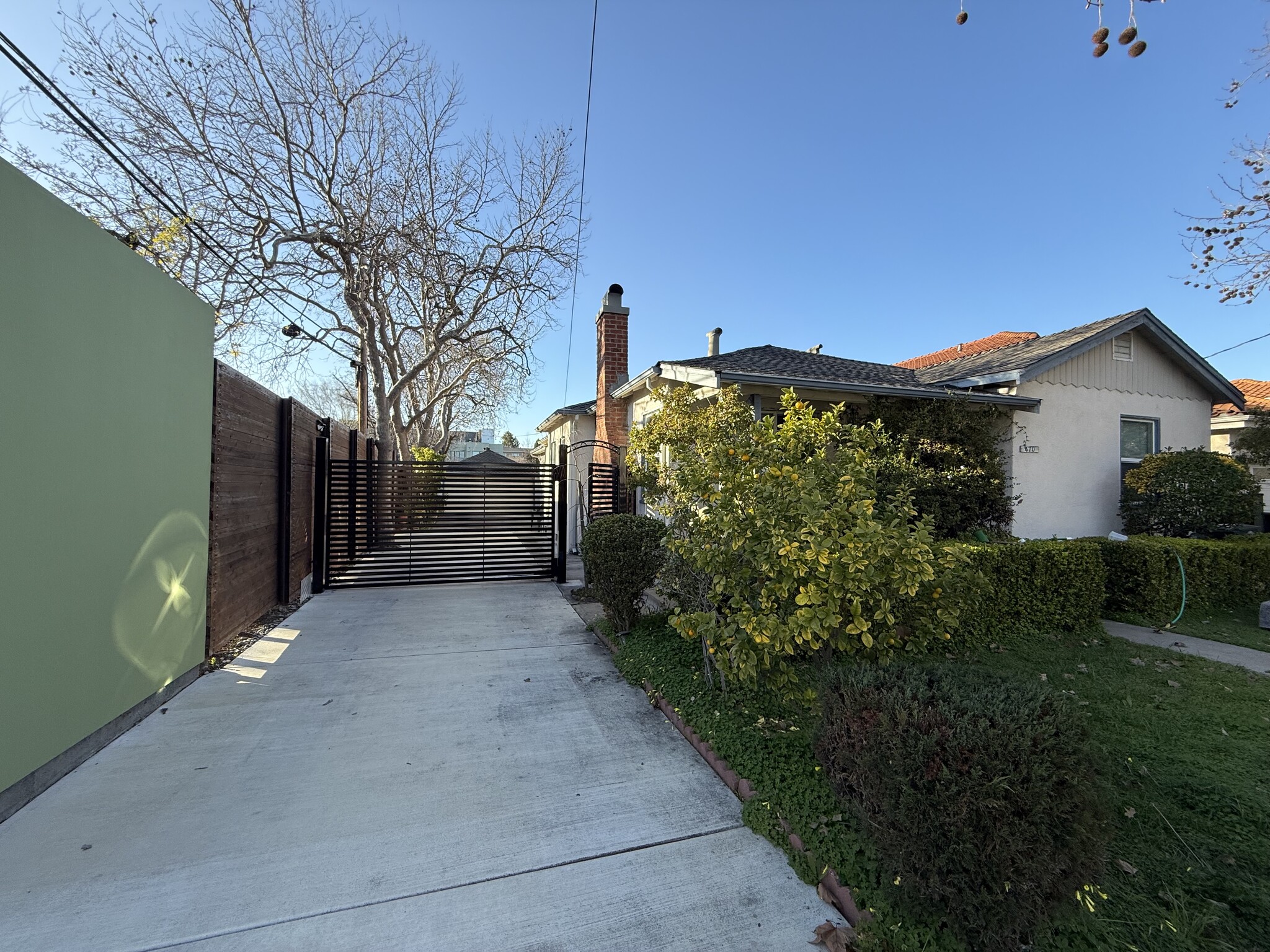 Driveway with automatic gate - 470 Pepper Ave