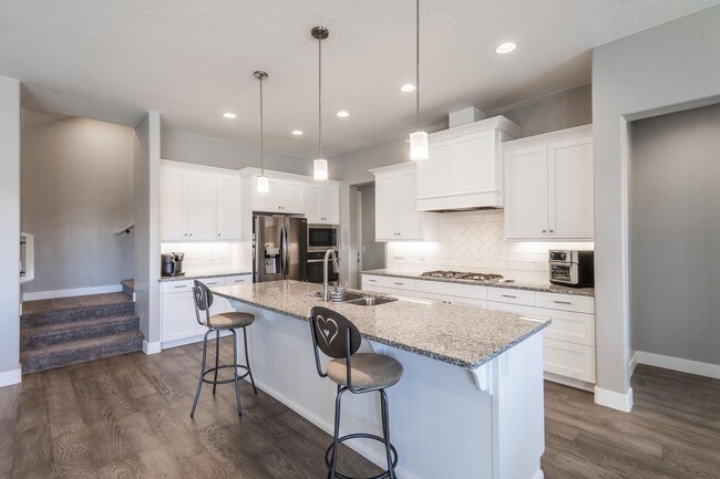 Building Photo - Stunning 5 Bed, 3 Bath Home with a 3 Car Garage