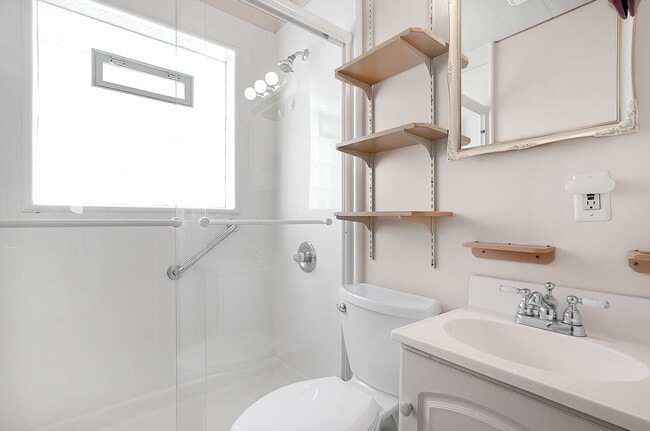 Building Photo - 3 Bed, 1 Bath Single-Family Home – Great L...