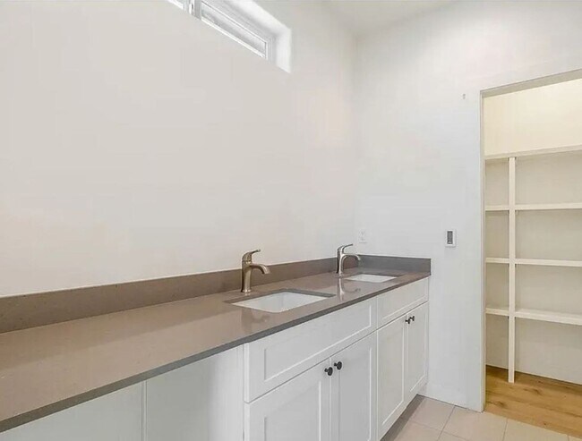 Building Photo - 4 Bedroom Home w/ Spacious Yard!