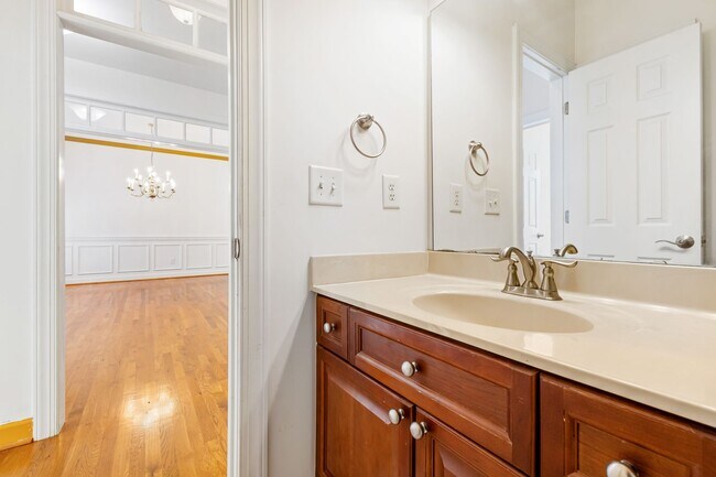 Building Photo - Exceptional 5-Bedroom Residence in the Hea...