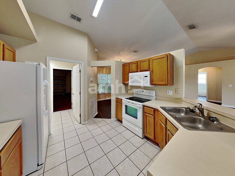 Building Photo - 722 Meadow Park Dr