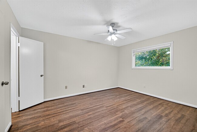 Building Photo - 812 Fleetwood Pl Dr