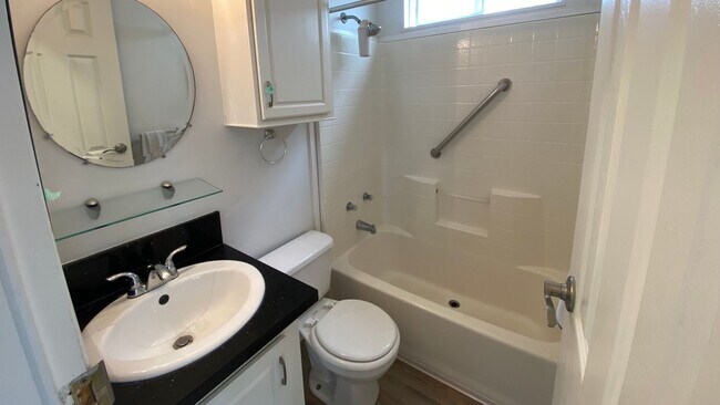 Building Photo - 1 Bed/1 Bath Coastal Encinitas