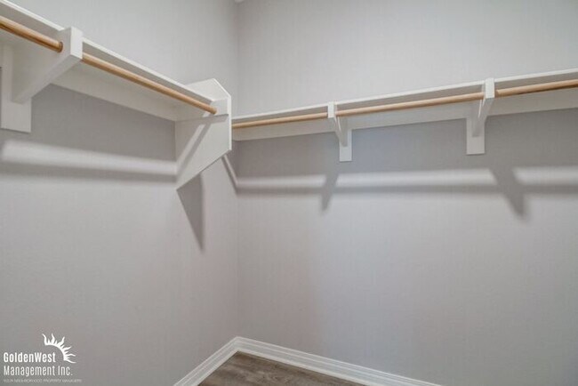 Building Photo - Stunning 3Bdm 2.5Ba Home in the Heart of I...