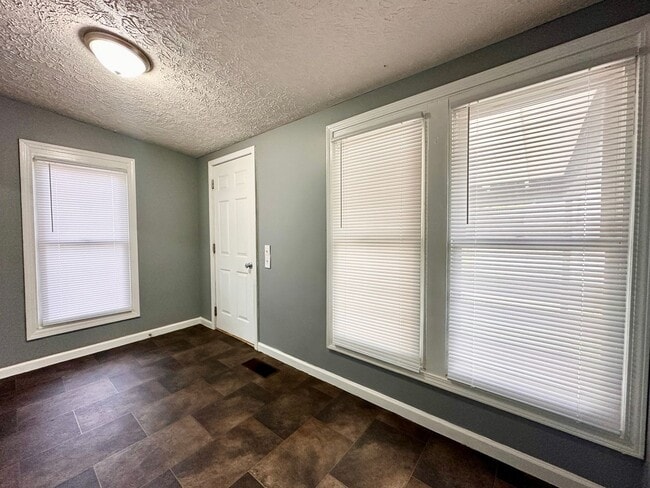 Building Photo - 1310 S 25th St