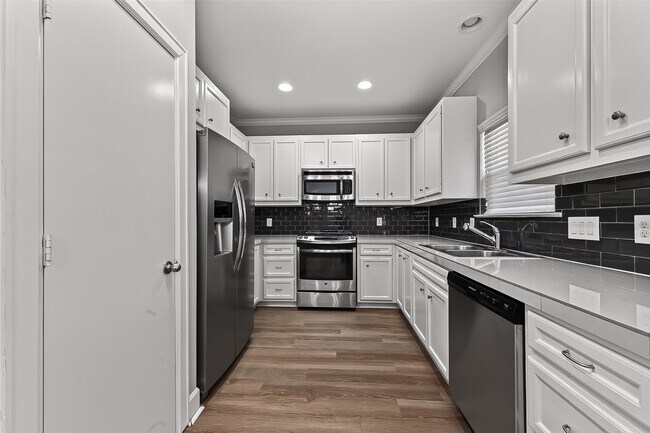 Building Photo - 5951 S Loop E