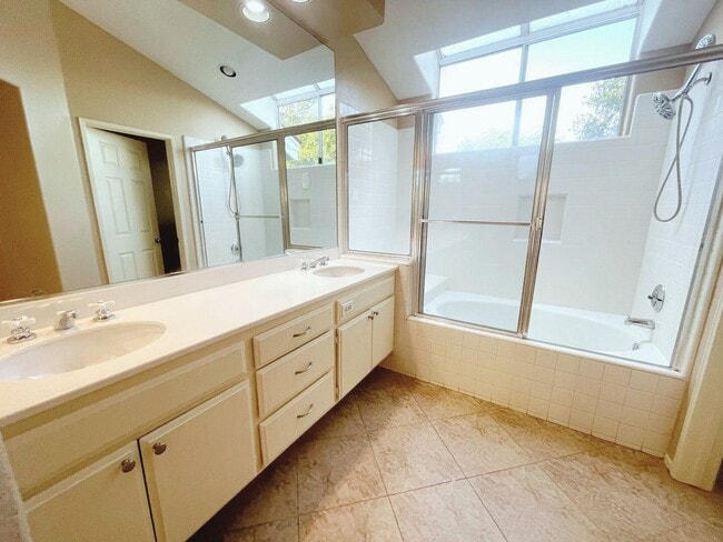 Building Photo - Charming Tustin Haven Available in October!