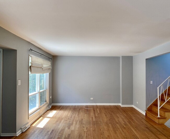 Building Photo - Cozy 3 bedroom 1.5 Bathroom Townhouse! Hardwood Throughout! Parking Included In Rent! Available f...