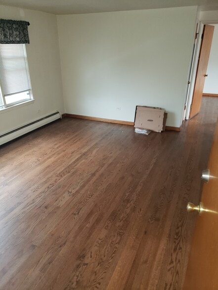 Fron Room - 6230 W 64th Pl