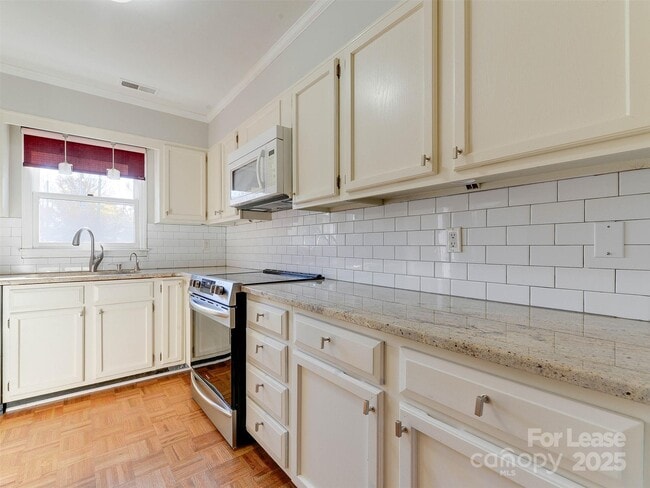 Building Photo - 527 Hawthorne Ln