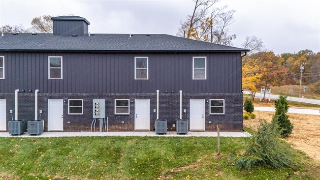 Building Photo - 913 W 9th St