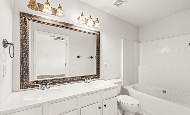 Building Photo - This Stunning Townhome in the Heart of Ballantyne