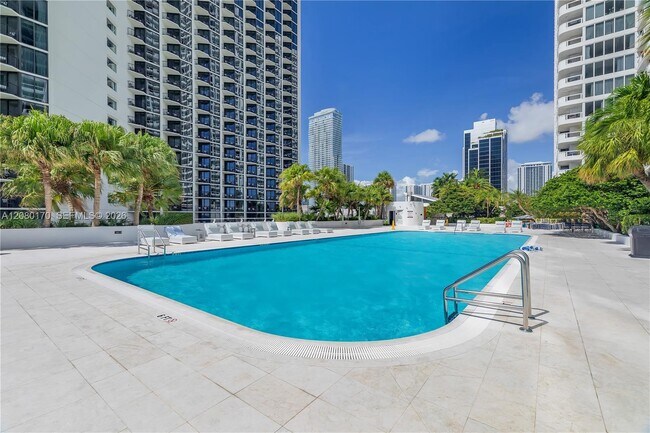 Building Photo - 1717 N Bayshore Dr