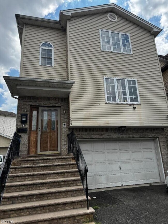 Primary Photo - 589 Meadow St