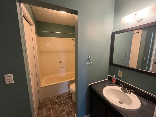 Building Photo - Two bedroom in Edwardsville