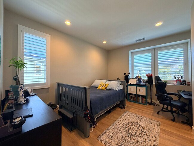 Building Photo - Elegant Rancho Mission Viejo Home with Open Floor Plan