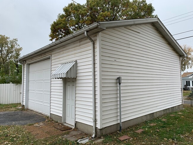 Building Photo - 321 Monroe St