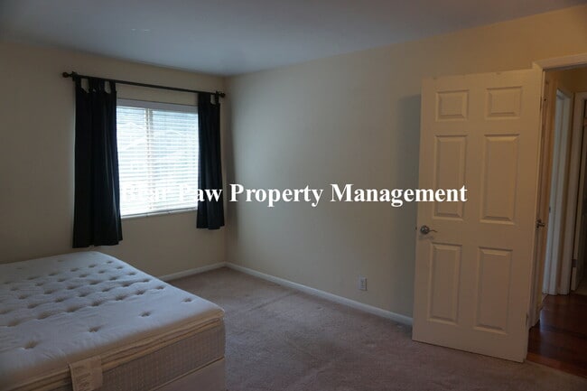 Building Photo - "Penthouse" condo in Evergreen!!