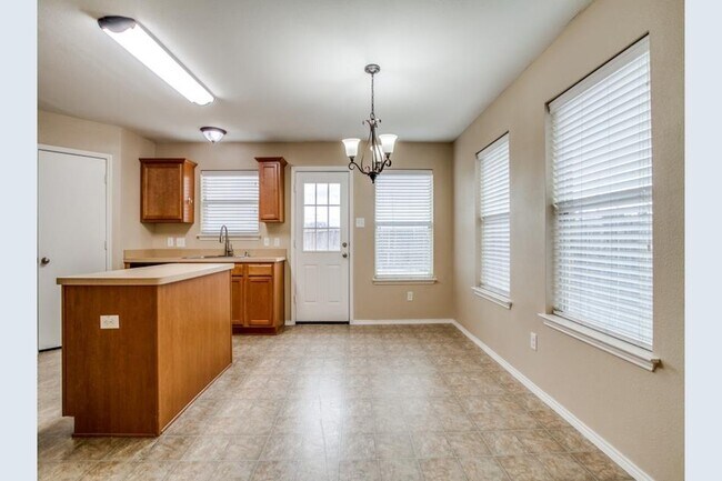 Building Photo - 1202 Angelina Dr