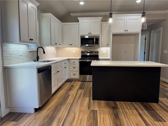 Building Photo - 4 Melrose Ln