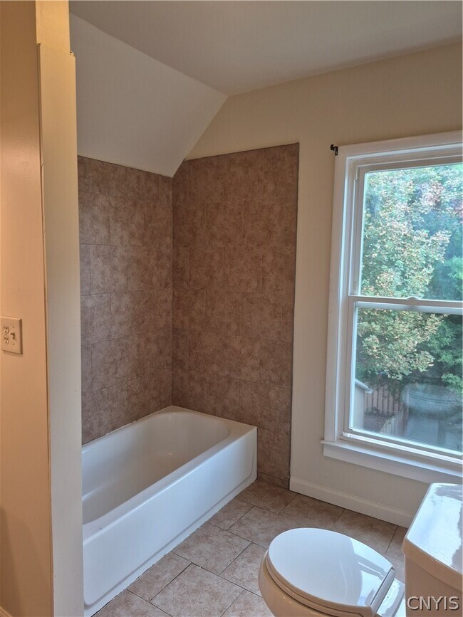 Building Photo - 406 Laforte Ave